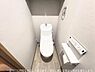 トイレ：シンプルで清潔感のあるトイレです。床材も明るめの色合いで空間に広がりを感じられます。手洗い一体型で使い勝手も考慮されています。