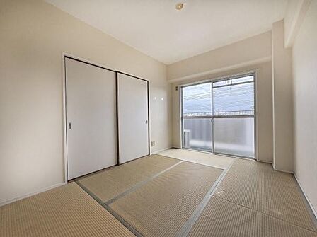 明るい日差しが差し込む和室です。シンプルな内装で落ち着いた雰囲気を感じられます。収納スペースも備わっておりすっきりとした空間が広がります。畳の質感が柔らかな印象を与えます。