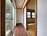 室内：大きな窓から自然光がしっかり差し込む廊下です。隣接する和室へのアクセスもしやすく開放感があります。フローリングと和室のコントラストが楽しめます。屋外への出入りもスムーズな設計です。