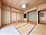 和室：落ち着いた色合いでまとめられたモダンな和室。ほどよく光を取り込み、くつろぎの時間を演出してくれます。