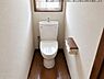 トイレ：明るい窓のあるトイレは換気がしやすく空気がこもりにくいです。シンプルな内装で清潔感があります。ペーパーホルダーや棚も設置されており使い勝手が考えられています。温かみのあるフローリングが特徴です。
