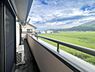バルコニー：バルコニーからは広がる田園風景を一望できます。空が広く感じられるバルコニーです。ゆとりのあるスペースで気分転換にも適しています。外の景色を楽しみやすいバルコニーです。