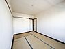 和室：落ち着いた雰囲気の和室です。畳がきれいに敷かれておりお手入れもしやすいです。