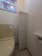 換気に便利な窓があり明るさが感じられるトイレです。収納棚が備わっていてすっきりした空間です。棚には日用品の整理が可能です。清潔感のある内装が印象的です。