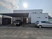シンプルで洗練された外観が目を引きます。大きなカーポートが設置されており複数台の駐車が可能です。白を基調とした作りで明るい印象が感じられます。周囲との調和も意識したデザインです。