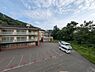 その他：建物の周辺には緑があり自然を感じられます。開放感のある駐車スペースも確保されています。周囲は静かな環境で落ち着いた雰囲気です。現地からの眺望を楽しめるのが魅力です。