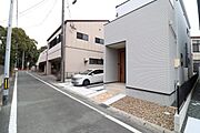 前面道路は一方通行の為、車も滅多に通りません！子育て世帯様にご安心いただける立地です！