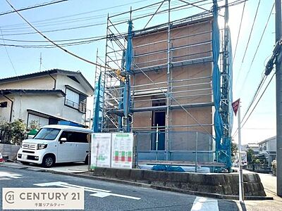 外観：建設中です！施工例のご見学できます！周辺環境や他物件もまとめてご案内可能です！不動産の事ならどんな事でもお気軽にご相談ください。