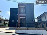 落ち着いた色味のシンプルな外観が魅力的です。採光たっぷりの明るいお家です。家族と暮らすのが楽しみになりますね。