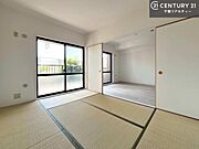リビングと隣接した和室は家事の休憩スペースやキッズスペースとして活用するのもよさそうですね！和室の使い方は無限大！