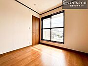 明るい室内は、風通しも良く、明るく大変居心地の良い空間となっております。リラックスして過ごせる心地の良いお部屋です！朝の目覚めがスッキリしますね！