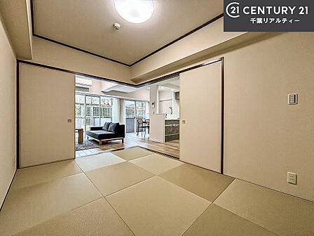 リビングと隣接した和室は家事の休憩スペースやキッズスペースとして活用するのもよさそうですね！和室の使い方は無限大！