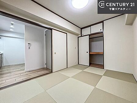 タタミの香りが安らぎを与える、リラックス空間。窓も大きく開放感のある和室となっております。日本人の心感じる「和」の空間。井草の香り漂う空間は癒しのひと時を演出してくれます！
