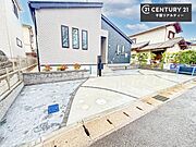カースペース最大3台駐車可能。毎日の通勤やお買い物に便利で、来客時にもゆとりをもってお使いいただけます。