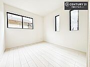 明るい室内は、風通しも良く、明るく大変居心地の良い空間となっております。リラックスして過ごせる心地の良いお部屋です！