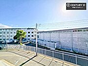 晴れた日には青い空を見渡せる開放的な時間を楽しめます。気持ちの良い風が通り抜ける街並みです！