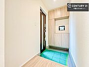 シューズボックス付き。玄関が片付きお掃除がしやすいです！スッキリした玄関で戸を開けた瞬間、清潔感のある心地いい空間が出迎えてくれます。