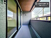 広々としているバルコニーです！お洗濯物を干すのはもちろん風に当たりながらくつろぎタイムが送れます！