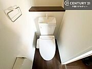清潔感のある色味のお手洗いです！さわやかでスッキリする空間です！白を基調としているので、お手入れがしやすいトイレです！