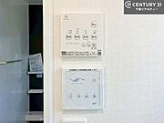 浴室乾燥や暖房が付いている魅力的な仕様です！冬場はヒートショックの予防にも使えます。雨の日でもお洗濯物が乾かせるので、洗濯物をため込みにくい！