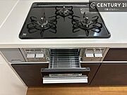 コンロは三口あるのでお料理の同時進行ができます。もちろんグリル付きです。調理スペースも広々している為作業がしやすい！使い勝手が良いシステムキッチンです！