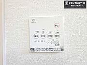 浴室乾燥や暖房が付いている魅力的な仕様です！冬場はヒートショックの予防にも使えます。雨の日でもお洗濯物が乾かせるので、洗濯物をため込みにくい！