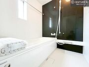 落ち着きある大人の雰囲気のバスルームは、味が出ていてバスタイムが充実！お仕事頑張っているご褒美にお好みの香りの入浴剤を入れて、楽しんでみてはいかがでしょうか？