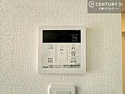 ボタンのスイッチや自動でお風呂の準備が整うため、わざわざ浴室に行ってお湯を入れたり継ぎ足したりする必要がなく便利ですね！追い炊き機能付きです！