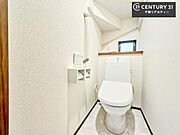 1・2階にトイレがございます！朝の忙しい時間帯も待たずにすみそうですね。白を基調とした清潔感のあるトイレでお手入れがしやすいです！