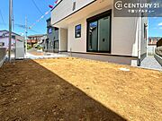 陽当たり良好なお庭です！晴れた日には青い空を見渡せる開放的な時間を楽しめます。ガーデニングや家庭菜園も楽しめます！