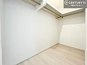 ウォークインクローゼット付きです。たくさんのお洋服などを収納しておけそうですね！他にも扇風機や加湿器など季節物の大きな家電も収納できます！