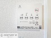 【同仕様】浴室乾燥や暖房が付いている魅力的な仕様です！冬場はヒートショックの予防にも使えます。雨の日でもお洗濯物が乾かせるので、洗濯物をため込みにくい！