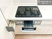 コンロは三口あるのでお料理の同時進行ができます。もちろんグリル付きです。調理スペースも広々している為作業がしやすい！使い勝手が良いシステムキッチンです！（同仕様）