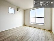 バルコニーに面している洋室です。明るく温もりがあり、換気もしっかりできます！朝起きて、外に出て背伸びをしつつ深呼吸をし良い朝を迎え入れることができます。（施工例）