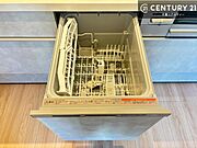 食洗機付きのキッチンです！忙しい時や手荒れ防止として大変活躍する便利な仕様です！ビルトインなのでキッチンの場所を取らず調理スペースを広く使うことが出来ます！