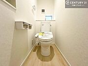 清潔感のある色味のお手洗いです！さわやかでスッキリする空間です！白を基調としているので、お手入れがしやすいトイレです！（施工例）
