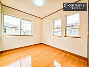 2面採光を確保した明るい室内は、風通しも良く、明るく大変居心地の良い空間となっております。リラックスして過ごせる心地の良いお部屋です！