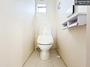 1・2階にトイレがございます！朝の忙しい時間帯も待たずにすみそうですね。白を基調とした清潔感のあるトイレでお手入れがしやすいです！