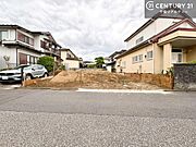 前面道路はゆとりある6ｍ幅員。お車のすれ違いや駐車もスムーズに行え、毎日の運転も安心です。