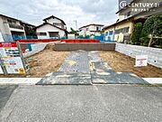 カースペースは並列で2台駐車可能なゆとりある設計。お車同士の入れ替えが不要なため、毎日の通勤やお出かけもスムーズに行えます。