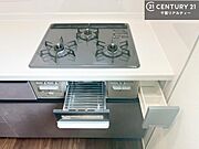 コンロは三口あるのでお料理の同時進行ができます。もちろんグリル付きです。調理スペースも広々している為作業がしやすい！使い勝手が良いシステムキッチンです！