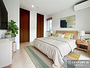 家具は、CGパースです。優しい光が差し込む洋室は、朝の目覚めも気持ちが良さそうですね。おうち時間もゆったりと過ごすことができます。優しい色合いのフローリングがどんな家具にもマッチします！