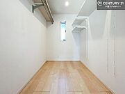 洋服や小物をたっぷり収納できるドレスルーム付き。お気に入りのアイテムを見やすく整理でき、毎日のコーディネートも楽しくなります。広さも十分で、着替えスペースとしても活用可能です。
