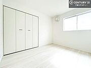 【他号棟】明るい室内は、風通しも良く、明るく大変居心地の良い空間となっております。リラックスして過ごせる心地の良いお部屋です！
