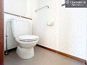 1・2階にトイレがございます！朝の忙しい時間帯も待たずにすみそうですね。白を基調とした清潔感のあるトイレでお手入れがしやすいです！