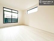 2面採光を確保した明るい室内は、風通しも良く、明るく大変居心地の良い空間となっております。リラックスして過ごせる心地の良いお部屋です！朝の目覚めがスッキリしますね！