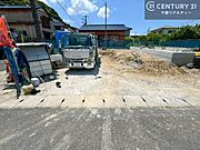 駐車スペースは2台分あります！セカンドカーはもちろん、バイクや自転車なども置き場所に困りません。