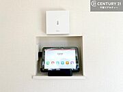 インターホンや防犯カメラ、家電操作、内線通話、エネルギー管理まで対応。毎日の暮らしをもっと安心・快適・便利に変えるスマートホームサービスです。家族みんながつながり、毎日快適に過ごせます（同仕様）