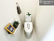 清潔感のある色味のお手洗いです！さわやかでスッキリする空間です！白を基調としているので、お手入れがしやすいトイレです！（施工例）