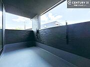 インナーバルコニー！屋根が付いているので、急に雨が降っても濡れにくく安心！強い日差しもカットしてくれるので、お天気の良い日は、お外へ出て深呼吸するのもよさそうです！